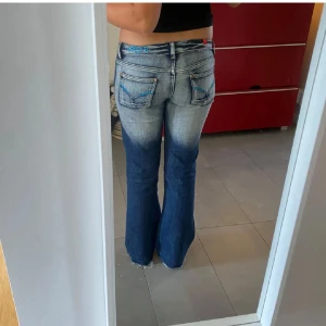 vintage jeans - säljer dessa sjukt snygga vintage bootcut jeansen💞💞 innerbenslängd:82cm midja rakt över: 40cm (inte mina bilder)