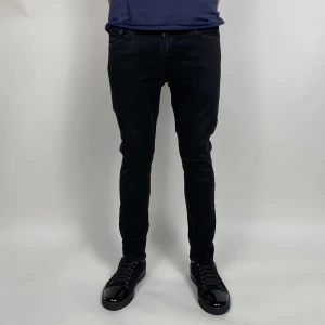 Levis jeans 29/30 - Levis jeans 29/30| Modell 512 | Passform slim fit Midjemått - 38 cm  Benets längd - 95 cm  Fotvidd - 15 cm  Hör av dig vid frågor!