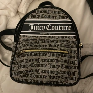 Juicy couture ryggsäck - Denna ryggsäck som aldrig används, är ganska liten men får plats med mycket