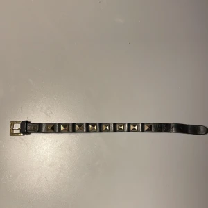 Svart Valentino armband - Säljer ett snyggt armband från Valentino. Armbandet är i rätt bra skick men funkar exakt som ett helt nytt! Originalboxen medföljs.                                                             Skriv ifall nu har några frågor!