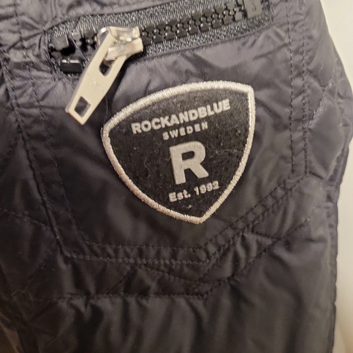 Svart dunjacka från Rockandblue - 91