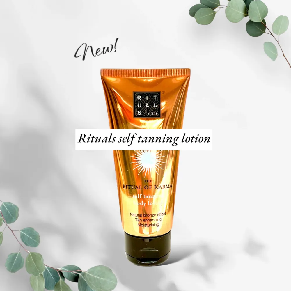 Säljer en ny Rituals self tanning body lotion från serien The Ritual of Karma. Den ger en naturlig bronsig effekt och är återfuktande. Perfekt för att få en solkysst look utan solens skadliga strålar. Tuben är i en snygg, glansig guldbrun färg. Doftar underbart gott och är super enkel att applicera utan ränder eller ojämnheter. Den har utgått ur rituals sortiment, så svår att få tag på.. Skönhet.