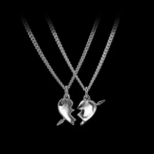 Silverfärgat halsband med delat hjärta - Ett av de  matchande silverfärgade hjärt- halsband med delade hjärthängen (det till höger). Kedjan är 50 cm av medellängd och kommer inte till användning (använder mer guld) Pris kan diskuteras!