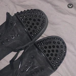 Loubitins storlek 41 - Loubitins skor i riktigt bra skick skulle jag säga andvända fåtal gånger passar även folk i 42. Pris kan diskuteras.