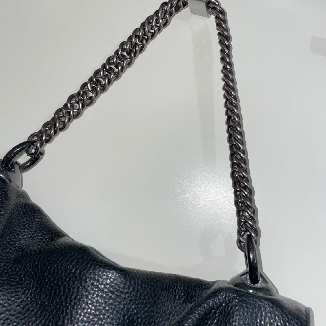 Svart Guess väska med kedjehandtag - 92