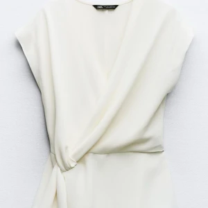 Blus Zara - Säljer denna super fina blus från Zara, den är aldrig använd så den är som ny! Storlek S 🩷