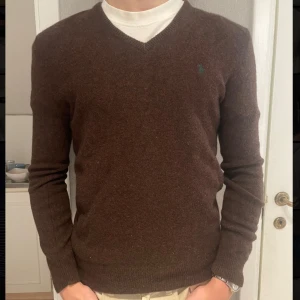 Ralph Lauren Cashmere V Neck - Aldrig använd Nypris 2400 Säljer pga för liten för mig.