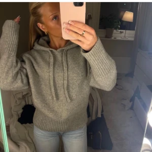 Fin zara hoodie! - Super fin zara hoodie som är stickad! Den är helt slutsåld på hemsidan!! Lånad bild, skicka om ni vill ha fler bilder!!❤️❤️