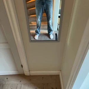 Blå jeans från Weekday  - Säljer ett par blå jeans från Weekday i modellen Space Relaxed Straight. De har en klassisk femficksdesign och är i mycket bra skick. Perfekta för en avslappnad stil och passar till de flesta tillfällen. Materialet är 100% bomull vilket gör dem bekväma att bära.