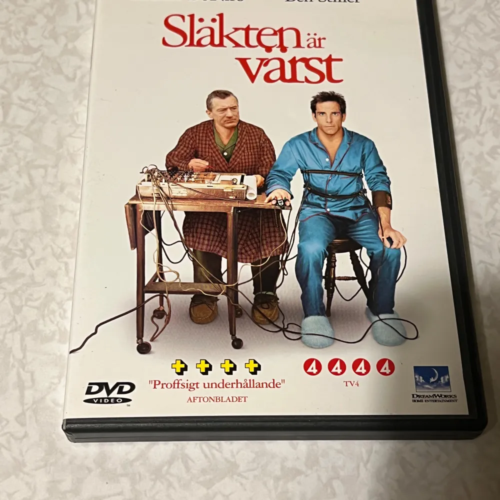 Säljer en DVD av filmen 'Släkten är värst' med Ben Stiller och Robert De Niro. Filmen handlar om Greg Focker som träffar sin flickväns föräldrar och allt går fel. DVD:n innehåller bonusmaterial och har ljud på engelska, svenska och finska. Perfekt för en filmkväll med mycket skratt!säljs för 50. Böcker.