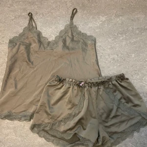 Pyjamas set  - Oliv grönt sett  Me spets  Shorts  Silkes/bomull 