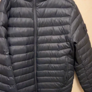 Stone Island windbreaker puffer - Storlek L funkar för vår,höst och tidig vinter. Inga defekter eller synliga täcken på användning  Pris kan diskuterar
