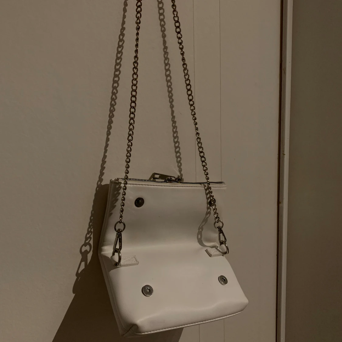 Vit axelväska med nitar - 90