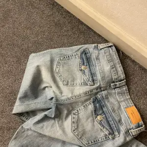 Helt oanvänds lågmidjade bootcut jeans från gina i storlek 38, köpta för 499kr och säljer för 250kr. skriv för fler bilder och mått! 