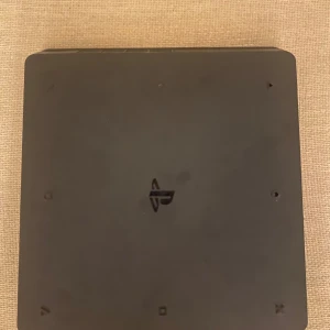 Ps4 - Ps4 fungerar som den ska och har aldrig haft något problem med den. 2 kontroller 2 spel och sladdarna plus en laddare. (Pris kan diskuteras)