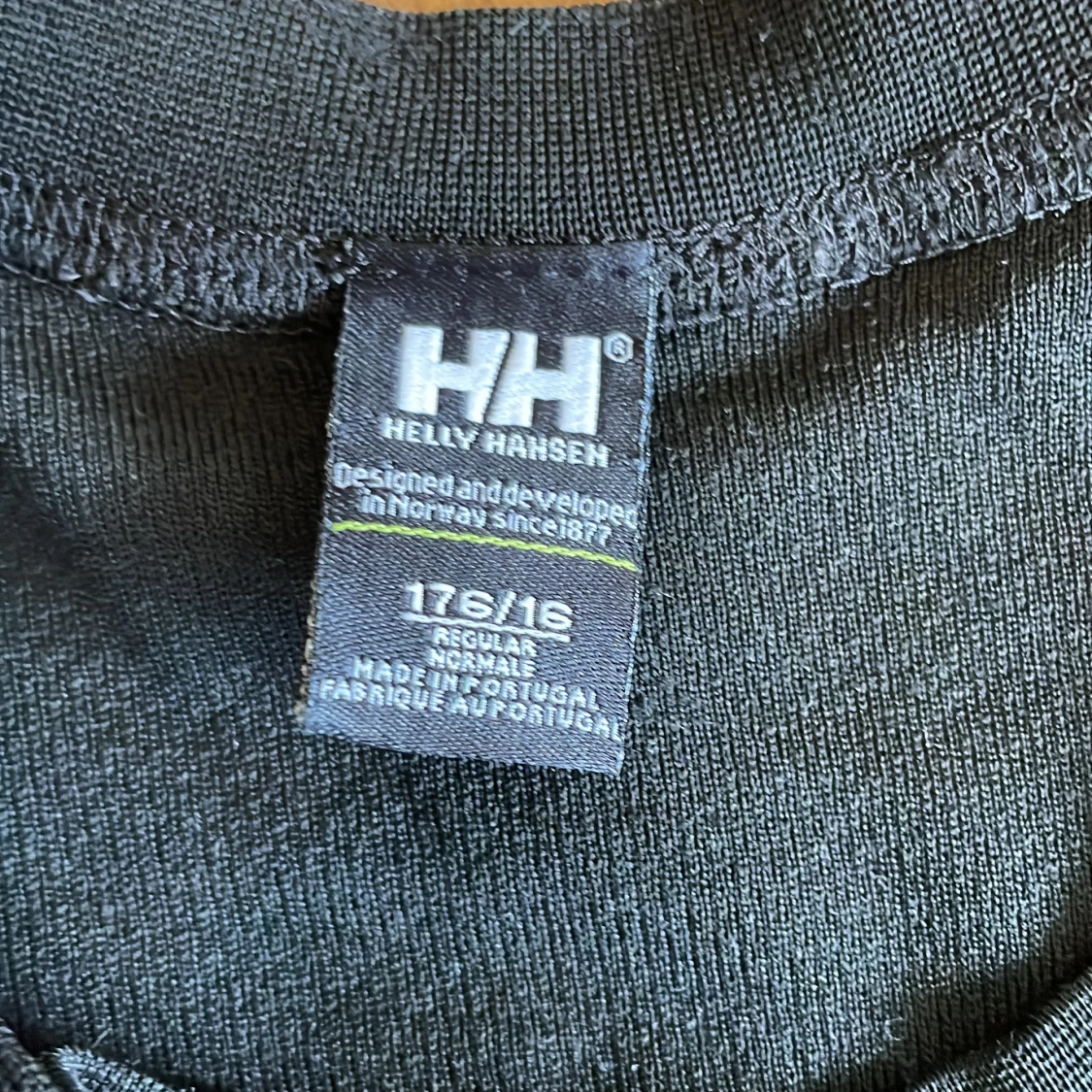 Underställströja av märket Helly Hansen.  - 76