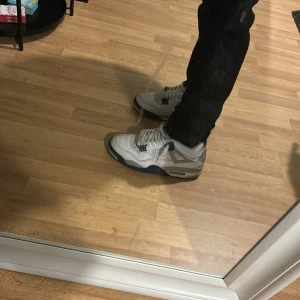 Jordan 4 midnight navy  - Säljer nu mina väldigt sköna och feta Jordan 4 midnight navy skor. Inga defekter, äkta och köpta via goat (kvitto finns) köpta för ungefär 5 men ligger numera runt 4-4.5. Crease skydd ingår perfekta nu för hösten och vintern då skorna är väldigt sköna och lite tjockare på insidan. Storlek 44 men passar för er som även använder 43 då crease skyddet skapar ett mindre mellan rum. Sko lådan ingår även. (Slänger in mina newbalances som ligger uppe på min profil gratis vid köp)