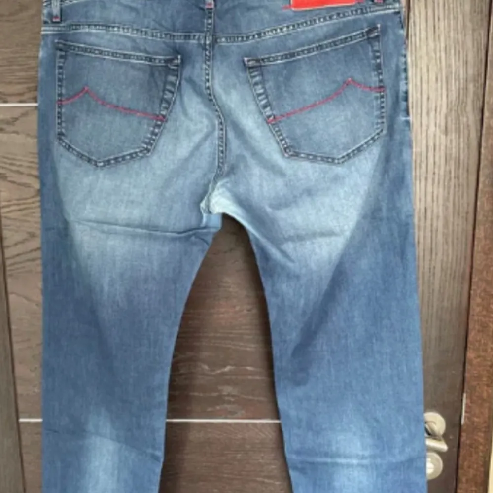 Storlek: 37 Skick 8/10 Nypris: 8000-10000kr Vårt pris: 1199kr Tveka inte att skriva om du har en fråga!😊. Jeans & Byxor.