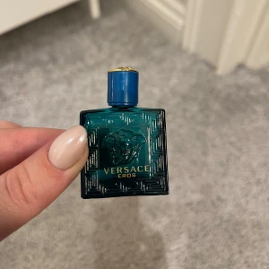 Parfym - Versace eros  - Hej! Säljer denna super populära parfym från Versace. ( kolla sista bilden ) kom privat för mer frågor!