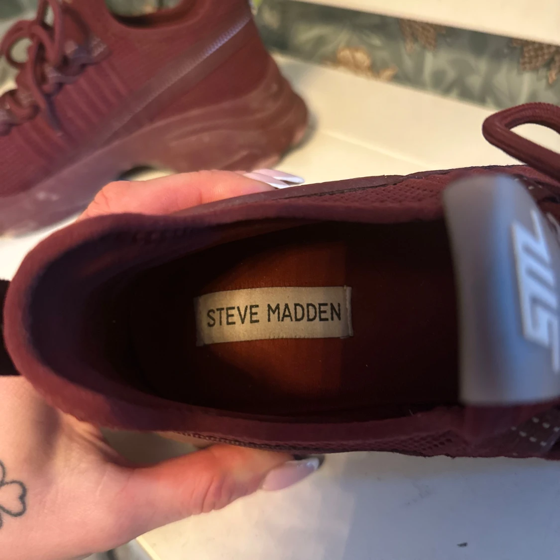 Vinröda sneakers från Steve Madden - 90