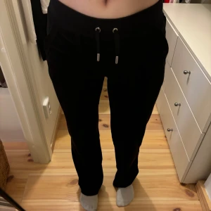 Juicy Couture byxor - Säljer mina favorit byxor då de inte kommer till användning längre. Bra skick utan skador. Pris kan diskuteras💗sitter bra på mig är 159cm.