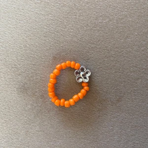 Orange ring med silvrigt blomma  - Ring med blomma, one size 