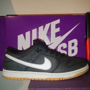 Nike sb dunk low black gum  - Skick 7,5/10 Finns lite slitage som lite heeldrag och creasing samt swooshen på insidan av skon har lite märken som syns på bild 2 Allt som allt är den clean💯 Og box