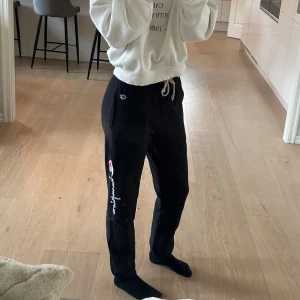 Champion Mjukisbyxor - Jättefina mjukisbyxor från märket Champion. Endast använda 1 gång, så väldigt fint skick. Köpt för cirka 700kr💕