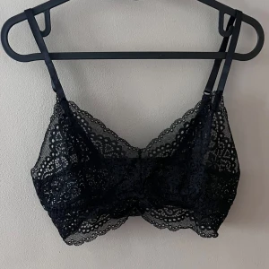 Svart spets bralette - Säljer en superfin svart spets bralette med tunna axelband. Perfekt för att ha under en transparent topp eller bara som den är. Den har ett vackert mönster och är riktigt bekväm.