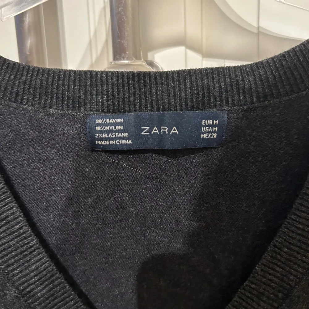 Snygg svart grå väst från Zara i ett mjukt och stretchigt material. Perfekt för lager-på-lager-stil eller som ett stilrent plagg för sig själv. Den har en v-ringad design som ger en klassisk look.. Neuleet.