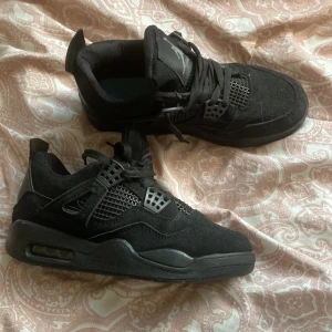 Svarta sneakers - Hej jag säljer nu mina jordans 4 black cat för jag tyckte att dom blev för små. Dom är i ett bra skick och funkar bra, dom är bekväma och gå i.