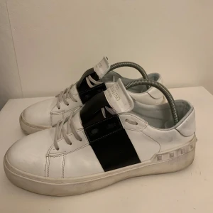 Valentino open - Hej, säljer dessa jätte fina valentino open skorna. Skicket är 8/10 ser inget fel på dem. Tyvärr gick original snörerna sönder när jag skulle knyta dem där av priset. Priset går att diskutera. Hör av er vid fler frågor!