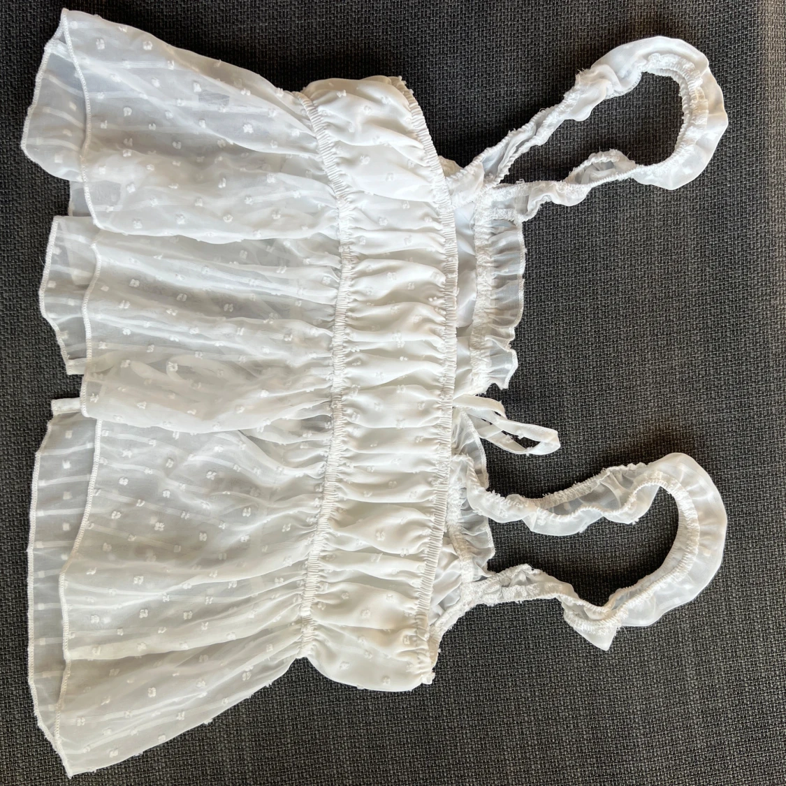 Vit ärmlös topp med volangdetaljer - 90