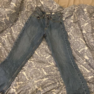 Mörkblåa Jeans - Mörkblåa jeans från Cubus. Skick helt okej lite slitna men inte mycket.Men skriv om ni undrar något annat💞