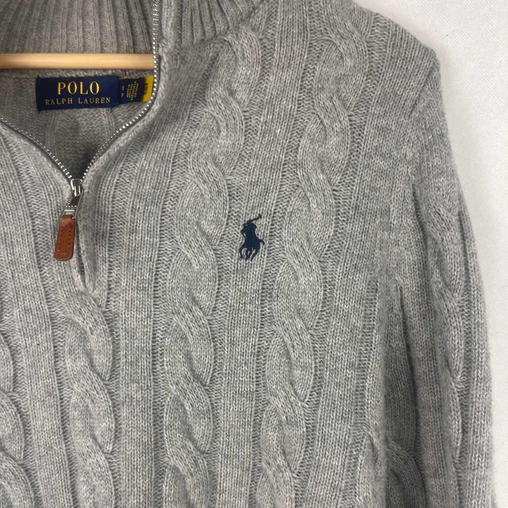 Tja! Säljer nu min snygga ralph lauren kabelstickad halfzip för ett bra pris. Den är helt oanvänd i princip och har bara legat o samlat damm. Nypris ca 2500kr, vårat pris 1199kr. Om ni har frågor så är det bara att höra av sig 😁. Stickat.