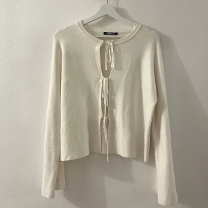 Vit tröja från Gina Tricot  - Vit stickad tröja från Gina Tricot💞