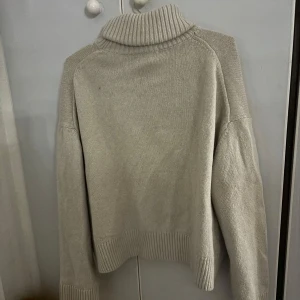 Grå stickad tröja från h&m - Grå stickad tröja, använd en gång tills jag insåg att jag redan hade en sådan som syrran hade lånat :P. Super skön, härlig och inte sticksig alls