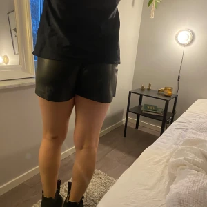 Short kjol - En glansig shorts kjol, aldrig använd 