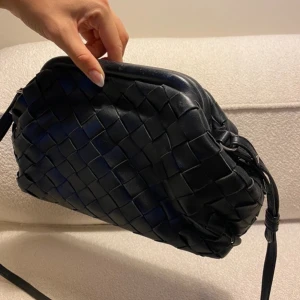 Svart flätad axelväska🤍 - Säljer en snygg svart axelväska från WERA🤍 Nypris 1,3 men säljer för 300🥰 Den är sparsamt använd💘