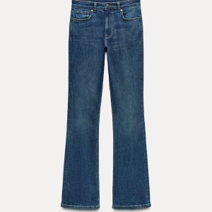 Lågmidjade bootcut jeans  - Säljer dessa jeans från Zara då de tyvärr inte kommer till användning❣️ fint skicka och köpte för 400kr💕😊