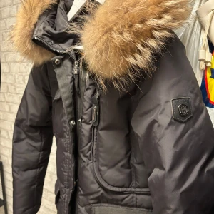 Svart Hollies Livingo - Säljer min hollies Livigno jacka. Den är i storlek 36 och har äkta päls, köpt på miinto för 4490:-. Pälsen kan enkelt tas bort om man önskar det då den sitter med knappar.  Använd ca 2 vintrar men väldigt bra skick. Håller värmen bra och kan spännas i midjan om så önskas. Jackan har många fickor, både med knappar och dragkedja.  Finns i Rissne (sundbyberg), eller så kan jag frakta då säljaren står för fraktkostnad.