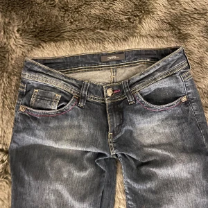 Lågmidjade bootcut jeans - Jeans från Esprit som aldrig kommit till användning🙌 Midja: 38 Innerbenslängd: 80