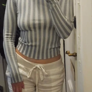 Randig topp - Superfin randig topp från bikbok🩷 knappt använd - därav mycket bra skick! Tjockare material som passar perfekt nu när det börjar bli kallt! Nypris 400 kr