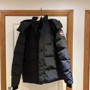 Canada goose Wyndham, äkta(kvitto finns)  - Säljer en svart dunjacka från Canada Goose i mycket bra skick.Perfekt för kalla vinterdagar säljer den eftersom att jag har köpt en ny jacka, kvitto finns, pris kan alltid diskuteras!!