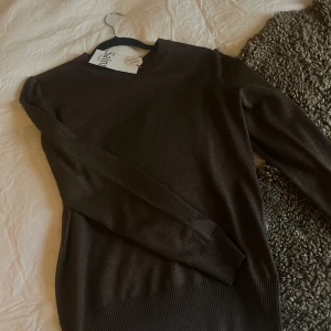 Brun tröja från Saint Tropez - Säljer en snygg brun tröja från Saint Tropez i nytt skick. Den är långärmad och har en klassisk rund halsringning. Perfekt för höst och vinter, och den är supermjuk och bekväm att ha på sig. Passar både till vardags och lite finare tillfällen.