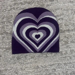 Lila mössa - Mössa med hjärtmönster nyskick inga skador