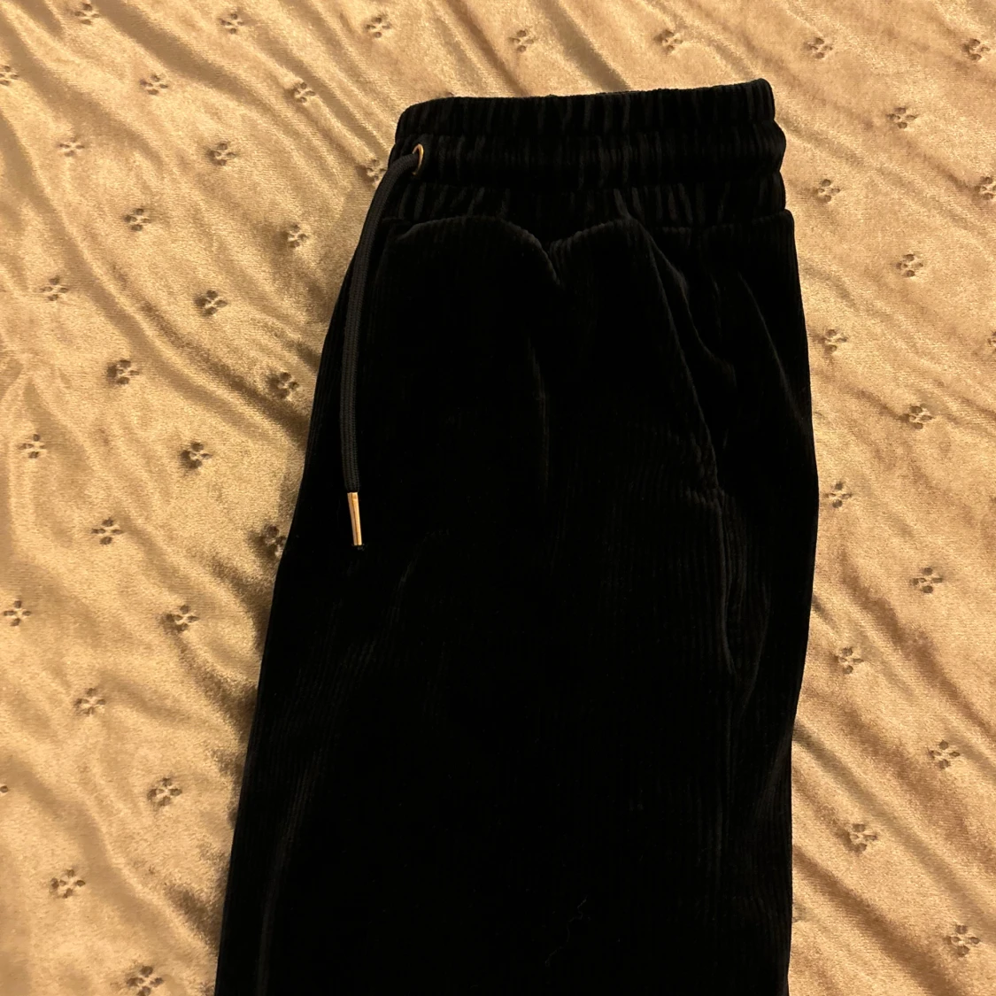 Svarta manchesterbyxor med snörning