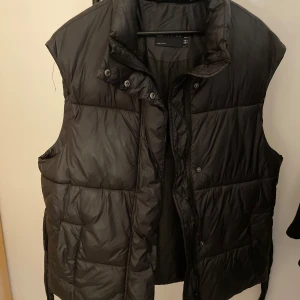 Väst - En puffig väst med bra material. Går att knyta väldigt fin. Vill ni se hur den sitter på kan ni skriva till mig så fixar jag det!💖