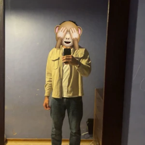 Overshirt beige tröja  - Storlek M, Beige, Overshirt, Perfekt skick.  Knappt använd Fickor  Knappar för armen  Passar för vintern-hösten . Är 187 cm, 81kg, ställ gärna frågor 