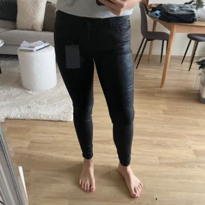 Svarta byxor - Byxor med lite orm mönster